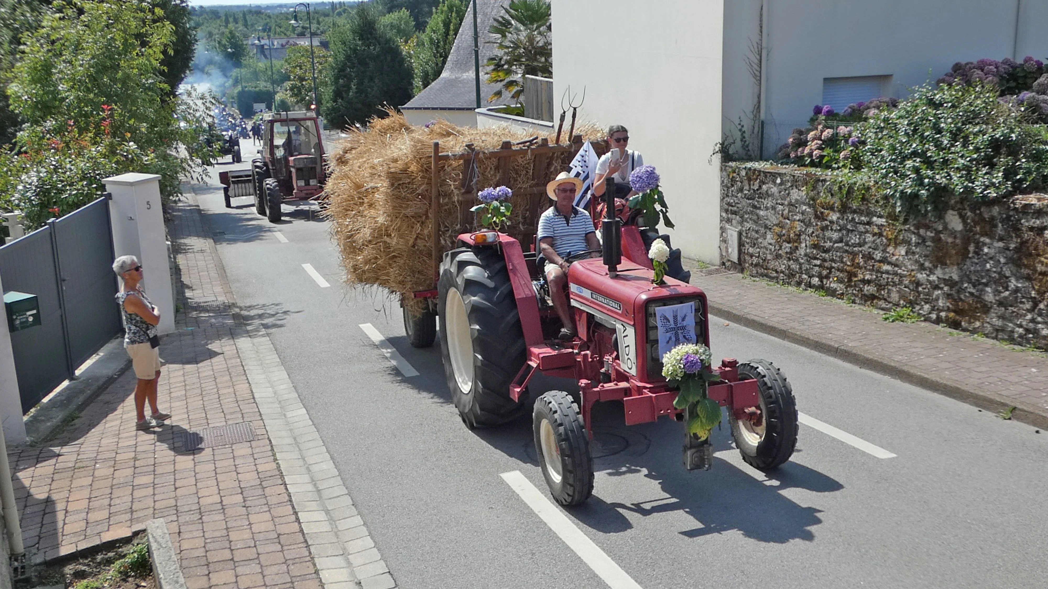 113 fete des battages 3 aout 2025 defile des tracteurs