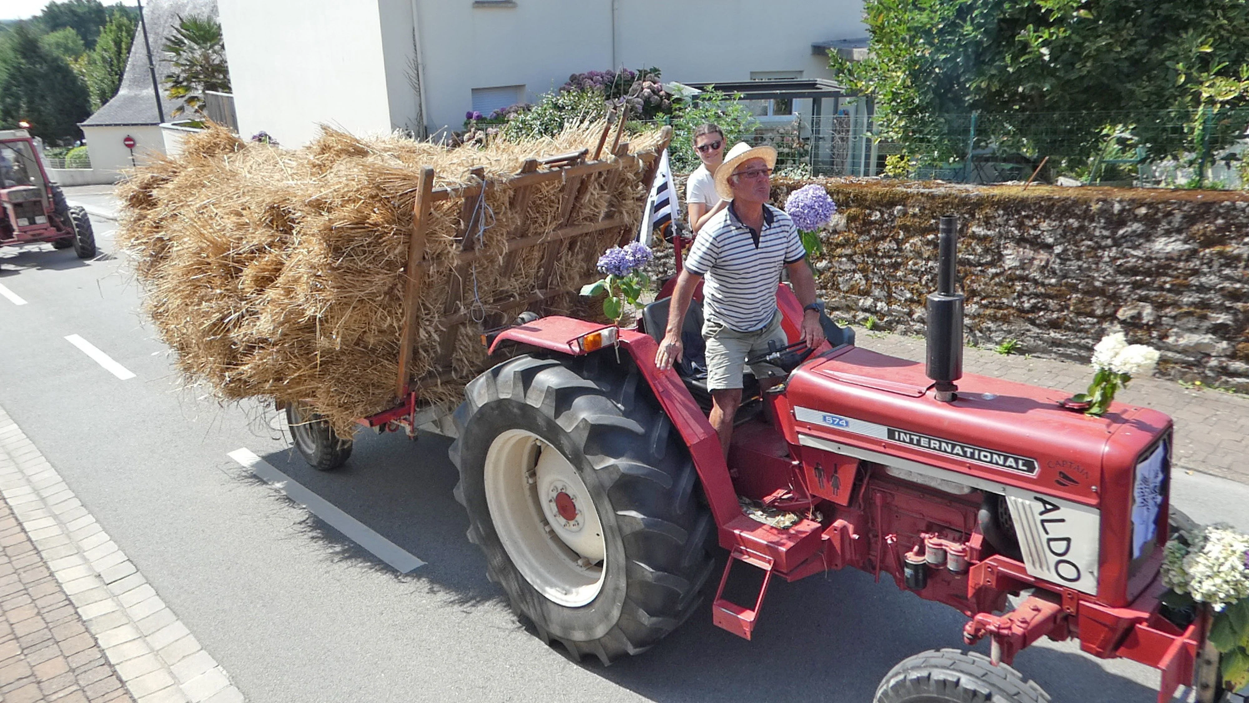 114 fete des battages 3 aout 2025 defile des tracteurs