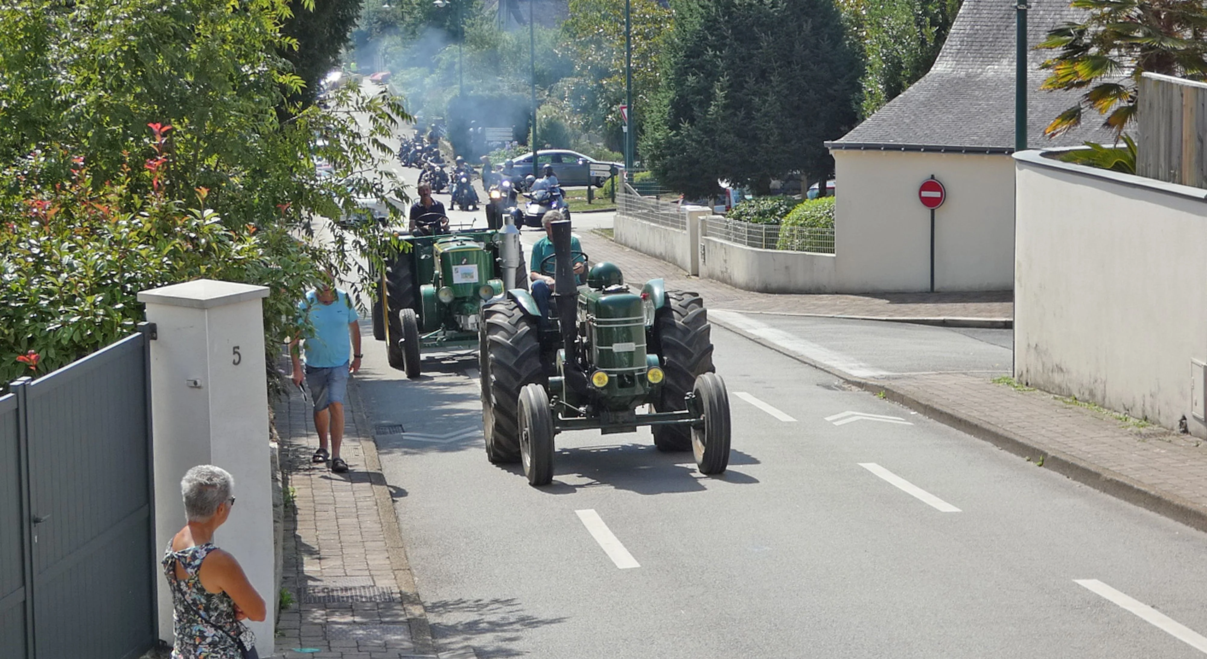 117 fete des battages 3 aout 2025 defile des tracteurs