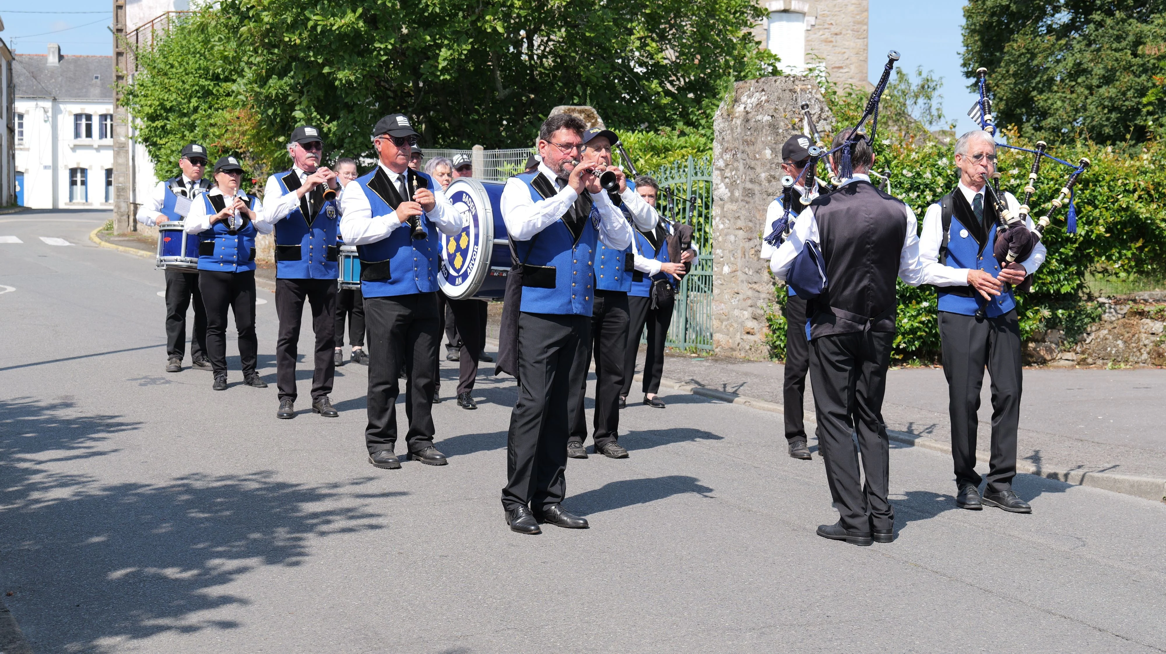 145 fete des battages 3 aout 2025 defile du bagad de baden