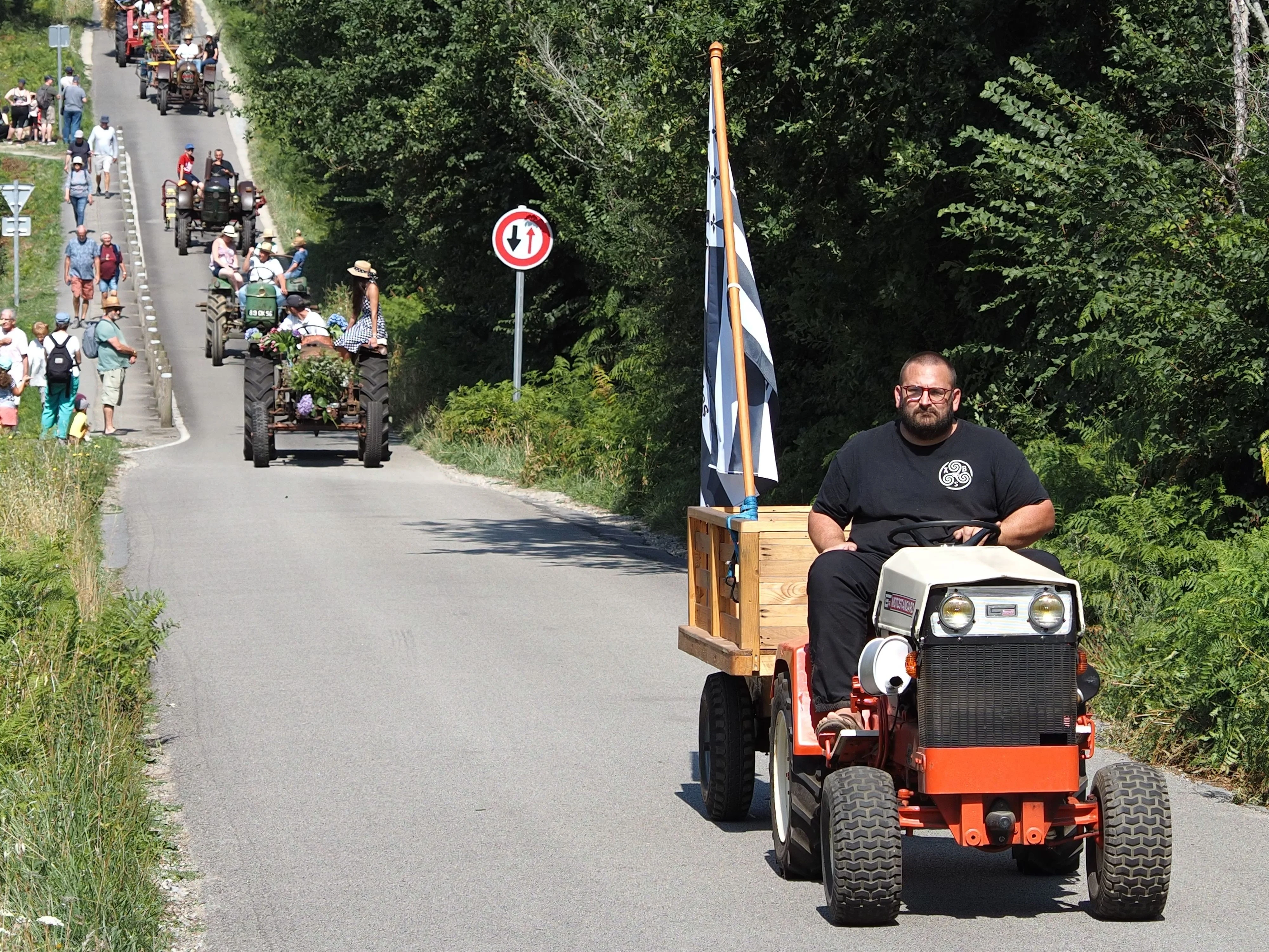 208 fete des battages 3 aout 2025 arrivee des tracteurs