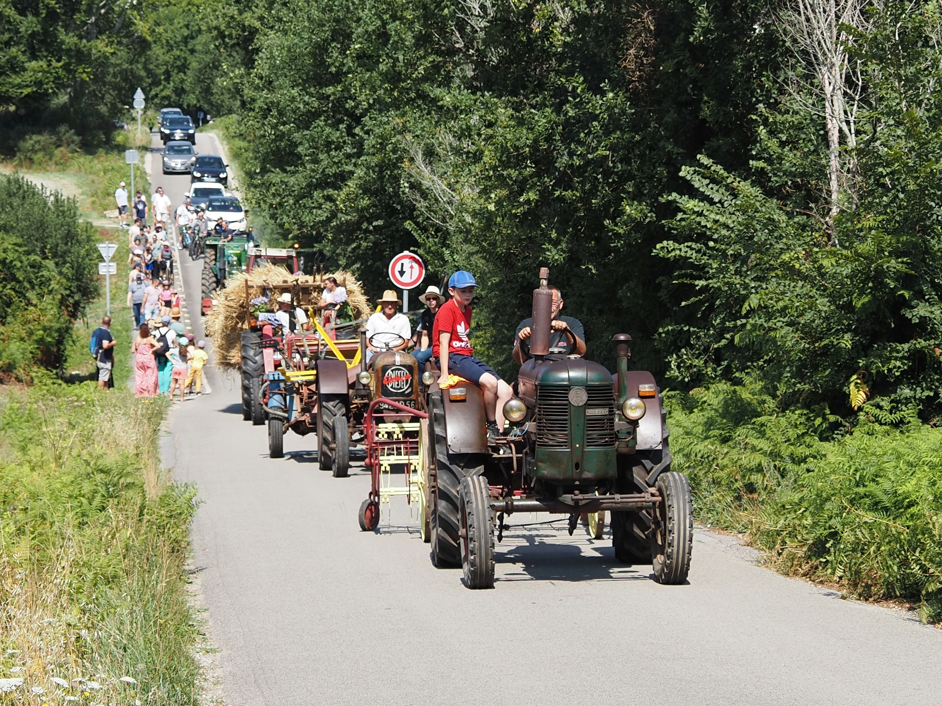 214 fete des battages 3 aout 2025 arrivee des tracteurs