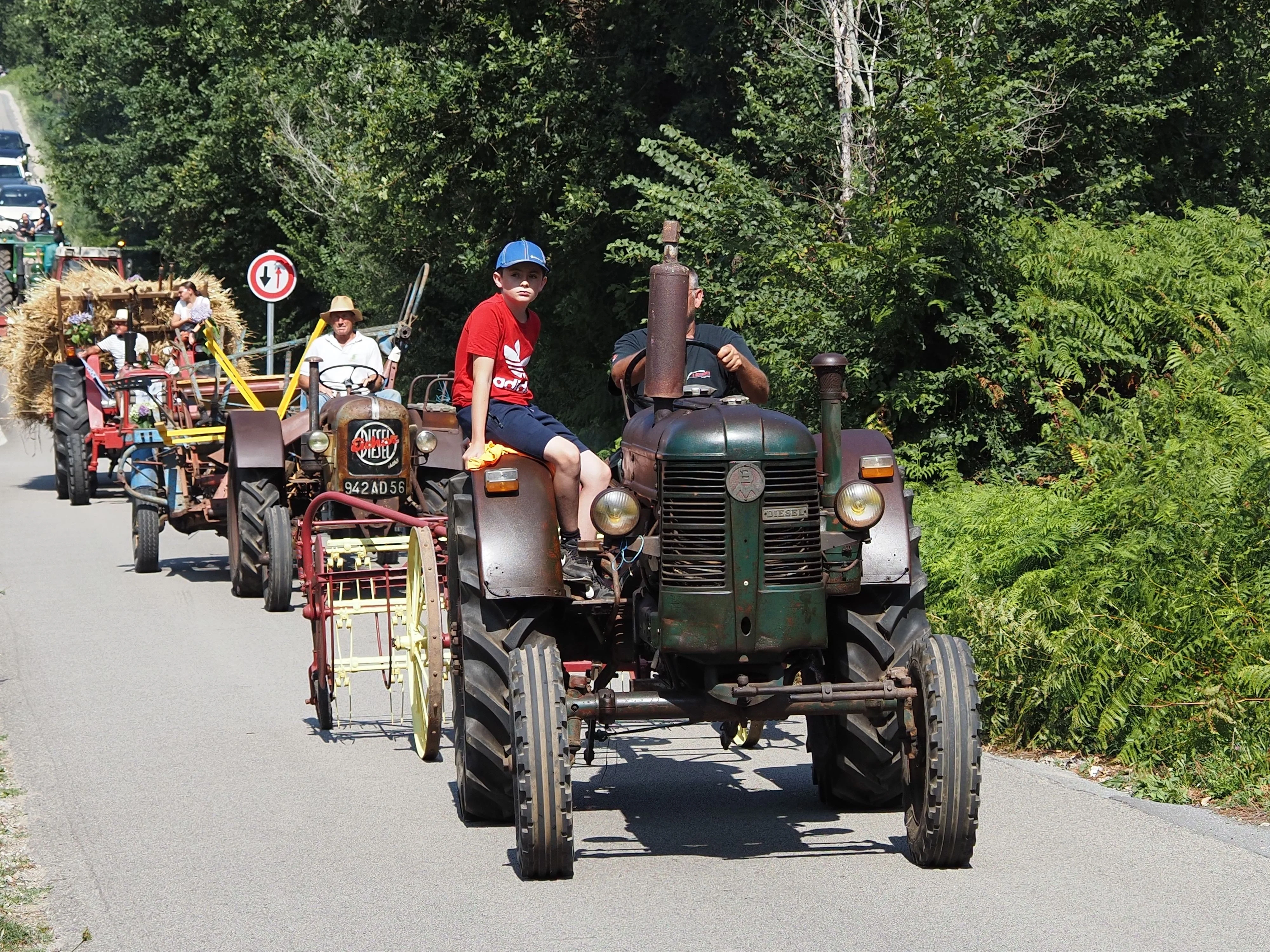 215 fete des battages 3 aout 2025 arrivee des tracteurs