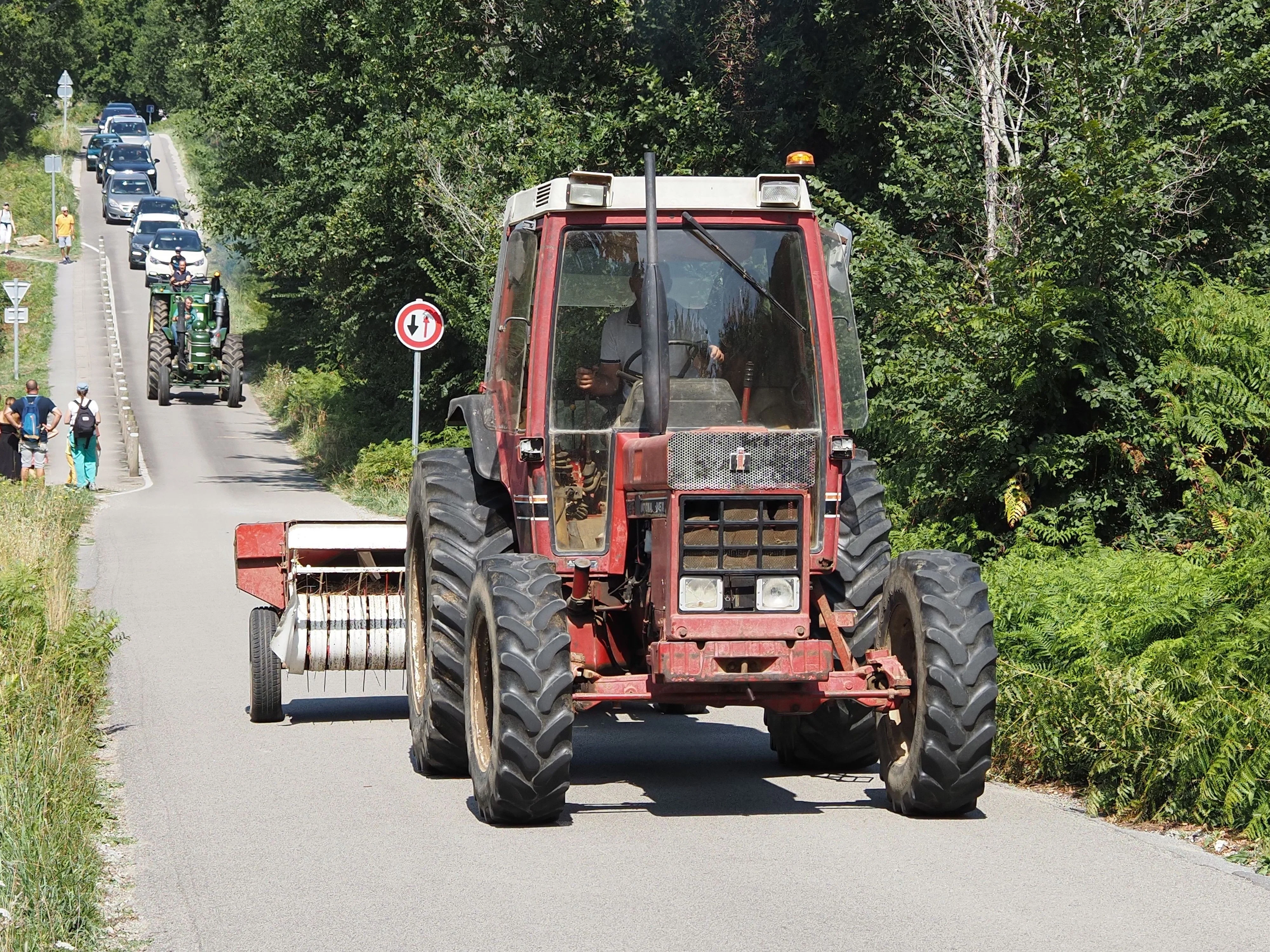 220 fete des battages 3 aout 2025 arrivee des tracteurs