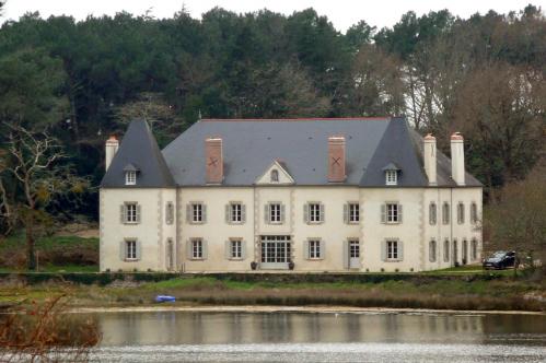 03 manoir de toulvern vue depuis l allee de l etang a locmiquel